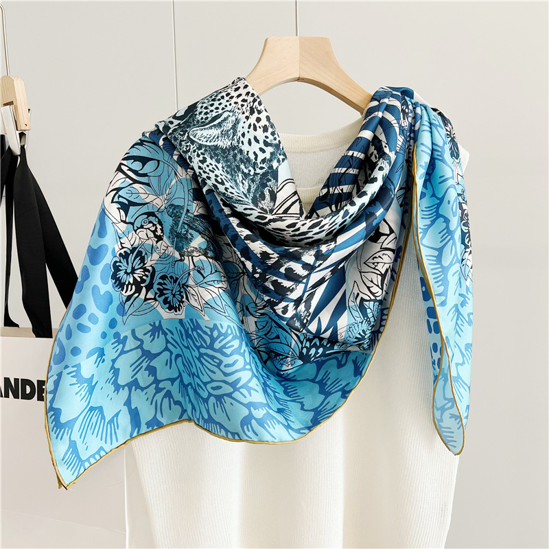 Pañuelo de seda con estampado  - Travel Accessories Designer reseña y precio