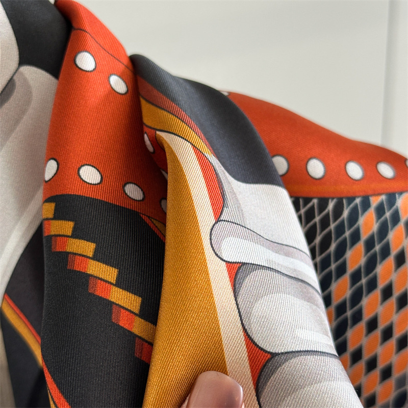Pañuelo de seda con estampado  - Travel Accessories Designer reseña y precio